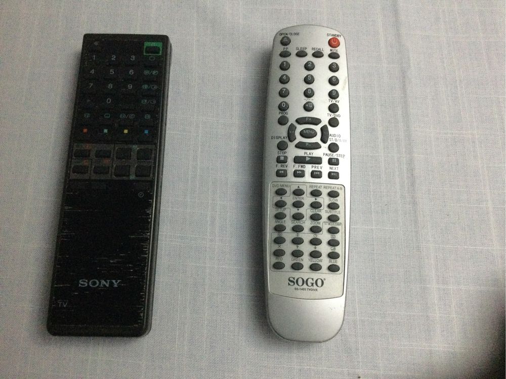 Comando SONY de TV e outro.