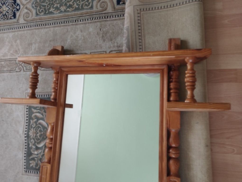 Дзеркало в дерев'яній рамі з поличками