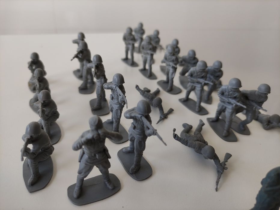 Vendo  28 miniaturas de soldados.