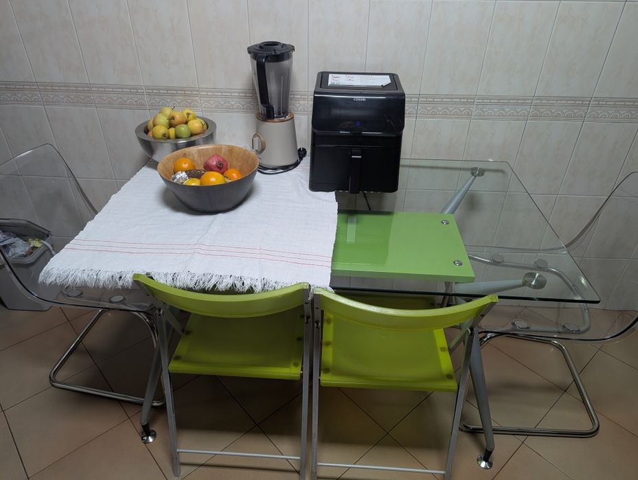 Mesa e cadeiras de cozinha