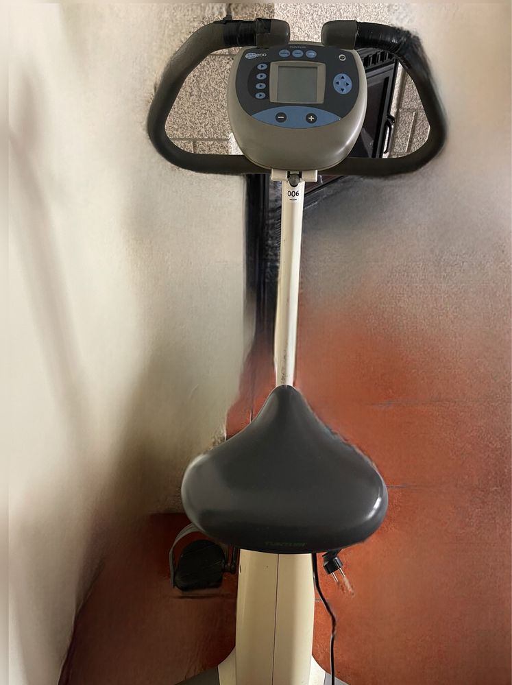 Bicicleta fixa para exercitar pernas