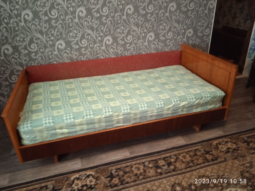 Кровать полуторка продам срочно размер 1950*1000*450 за 2300 гр. Б.У