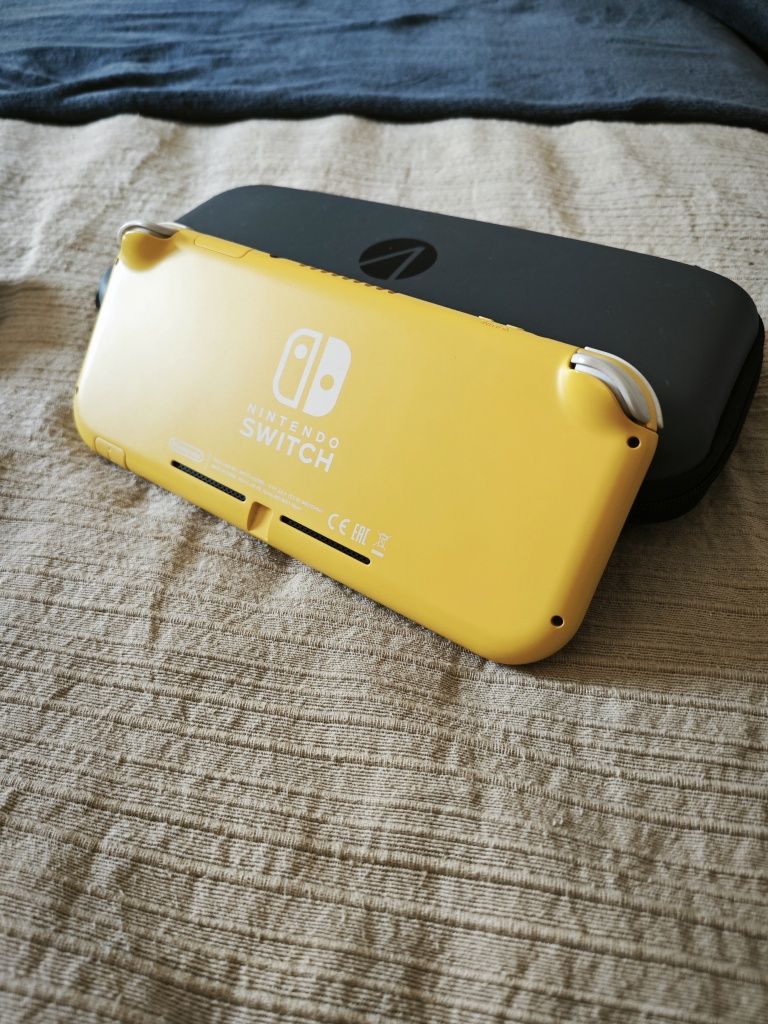 Switch Lite Amarela c/ Bolsa e Capa