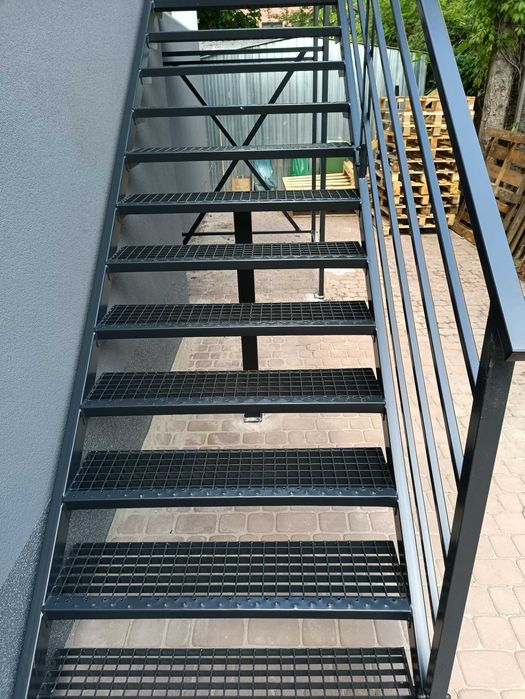 Schody do domu na poddasze metalowe krata wema zewnętrzne wewnętrzne
