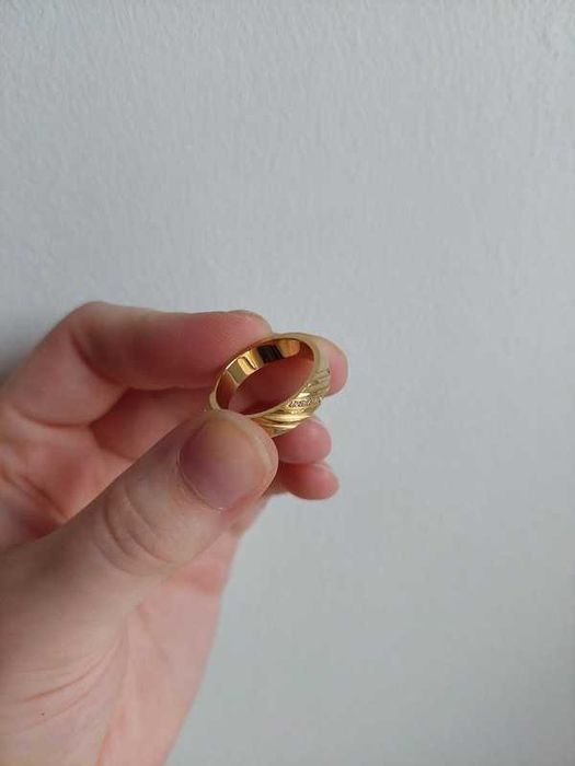 Złota obrączka pierścionek z cyrkoniami 14 15