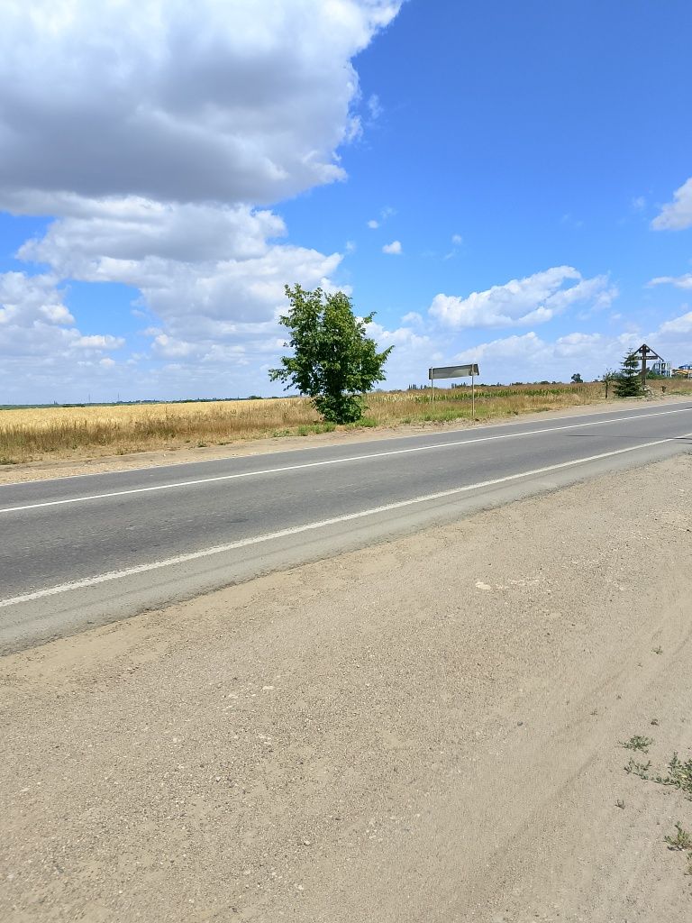 Срочно продам 4 гект, земли,на трассе , до круга,7км от хозяина