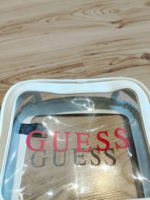 Beżowa Przezroczysta Damska Kosmetyczka Guess Ze Skóry Ekologicznej