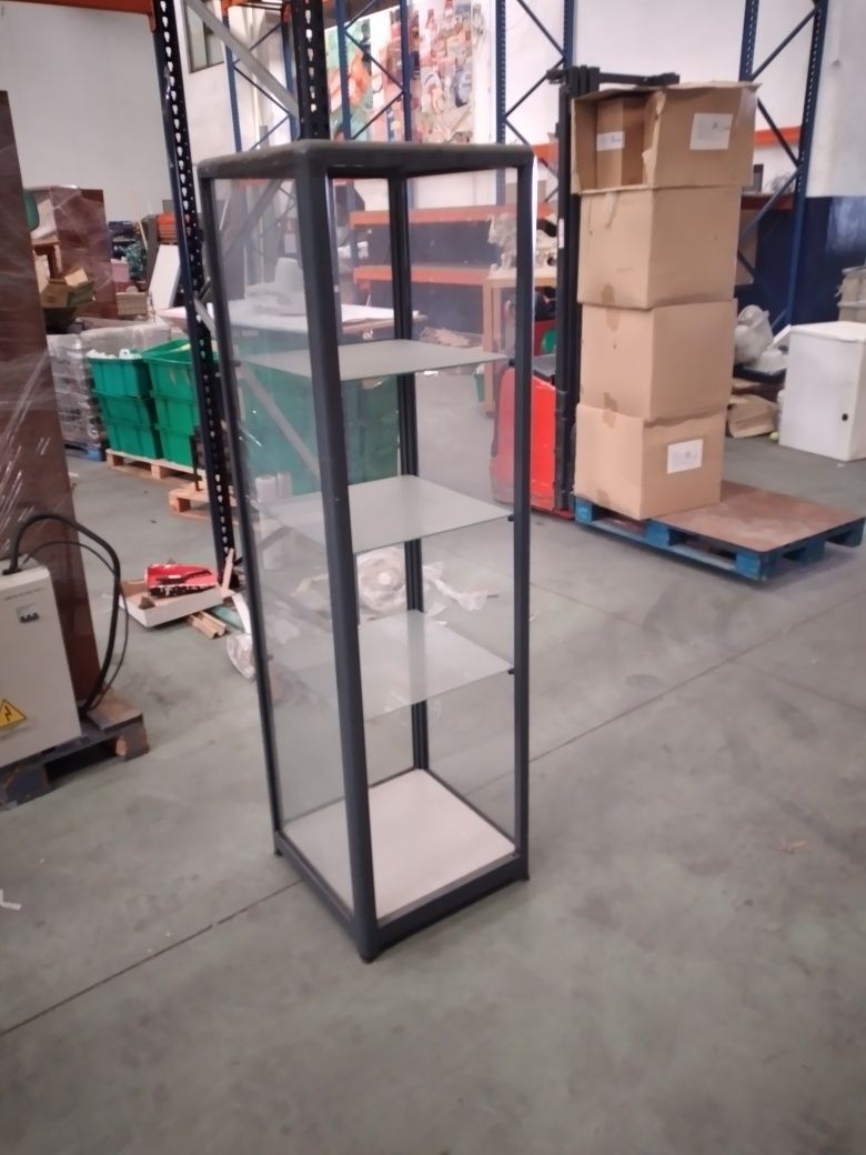 Vitrine em coluna sem porta