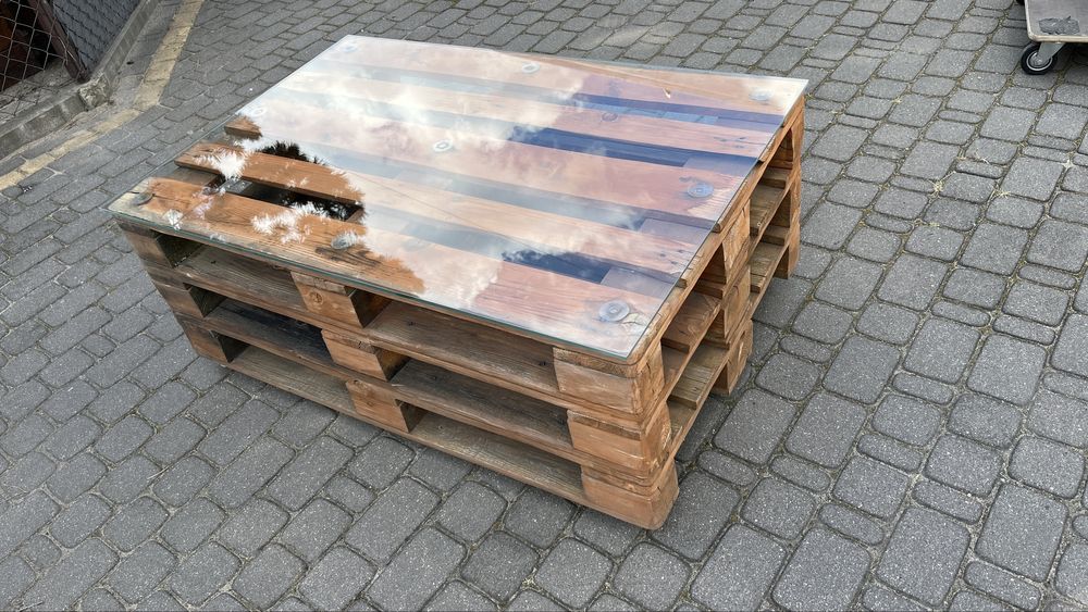 Stół z palet ogrodowy, solidny, na kółkach, z szybą