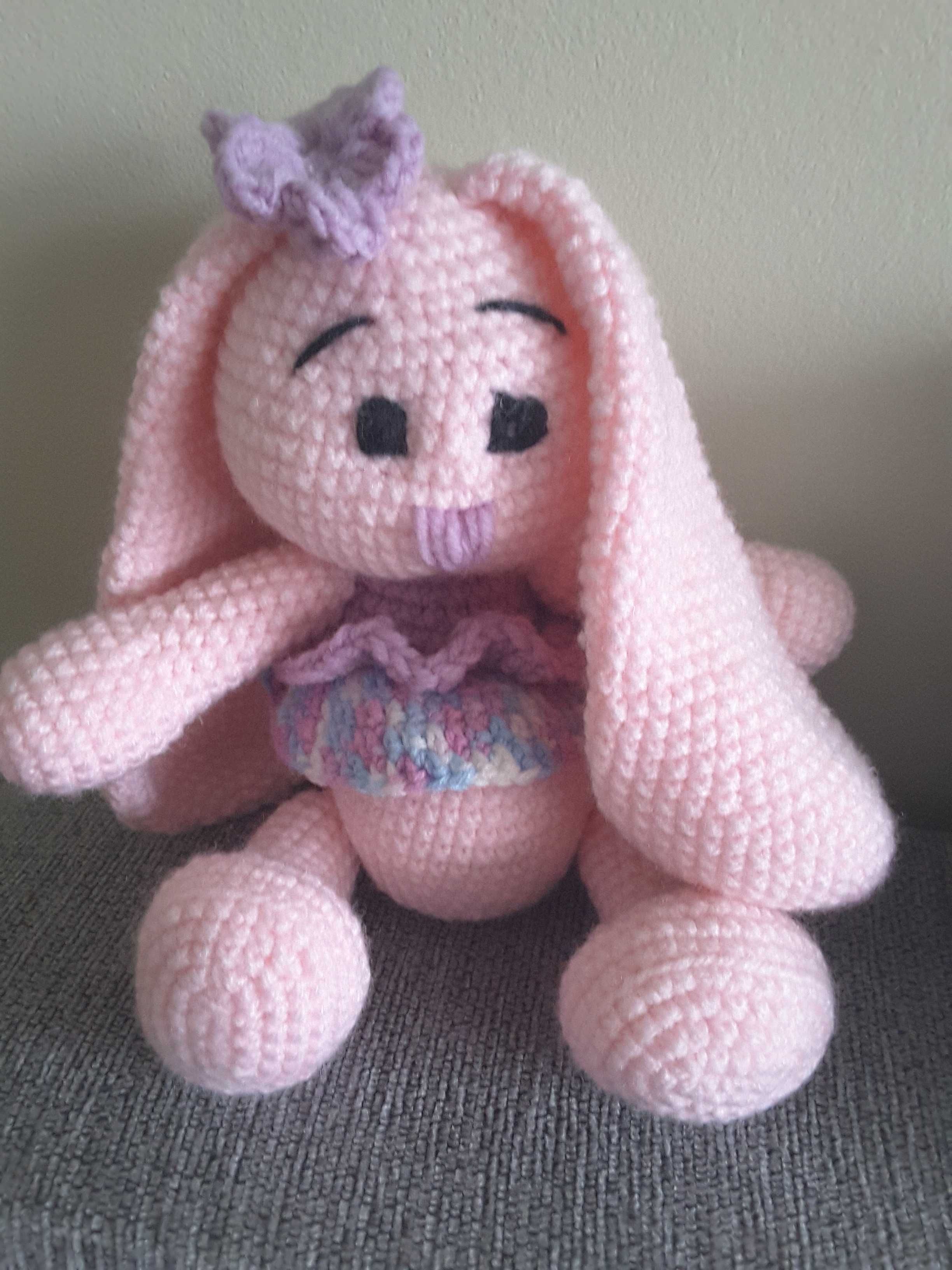 Różowy króliczek z kwiatkiem robiony na szydełku amigurumi