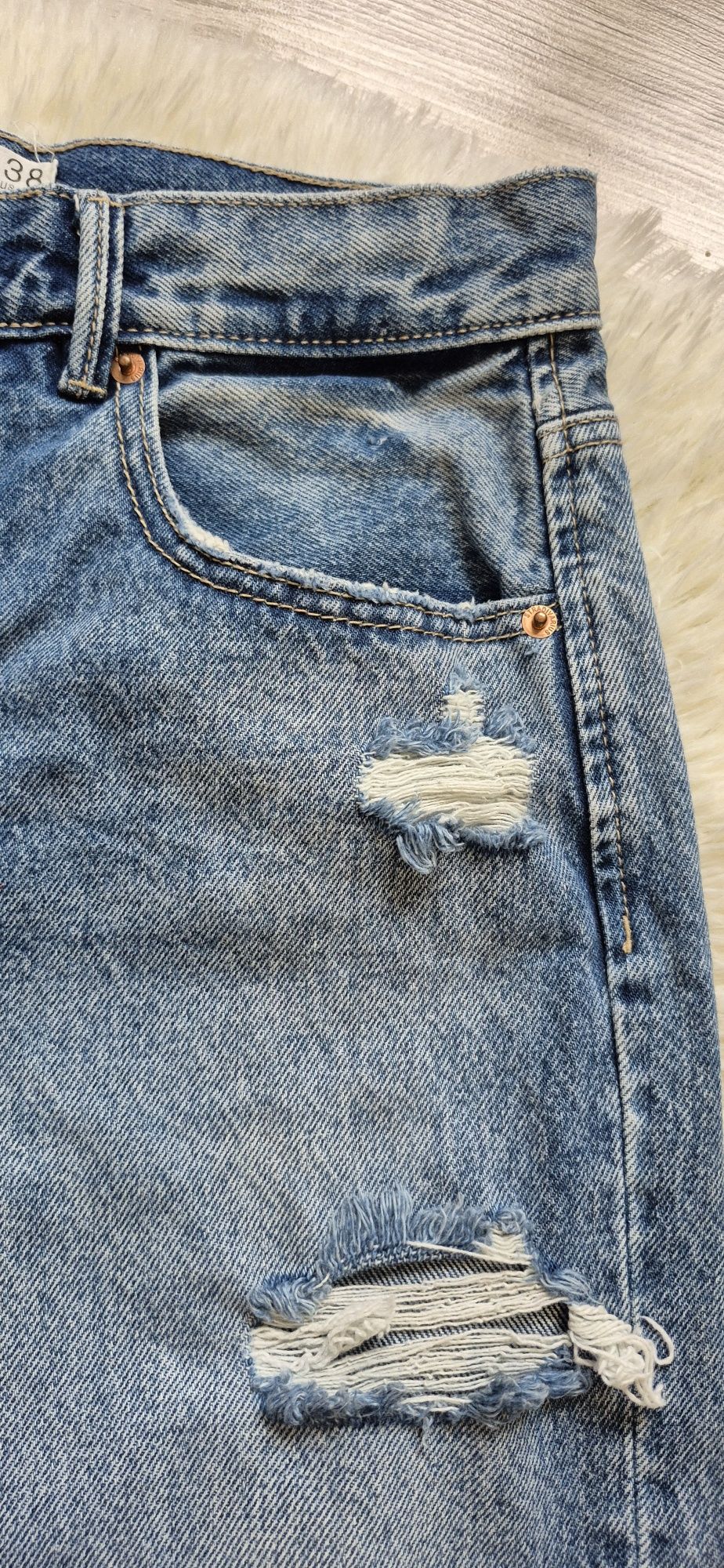 Stradivarius jeansy z przetarciami prosty fason M /38