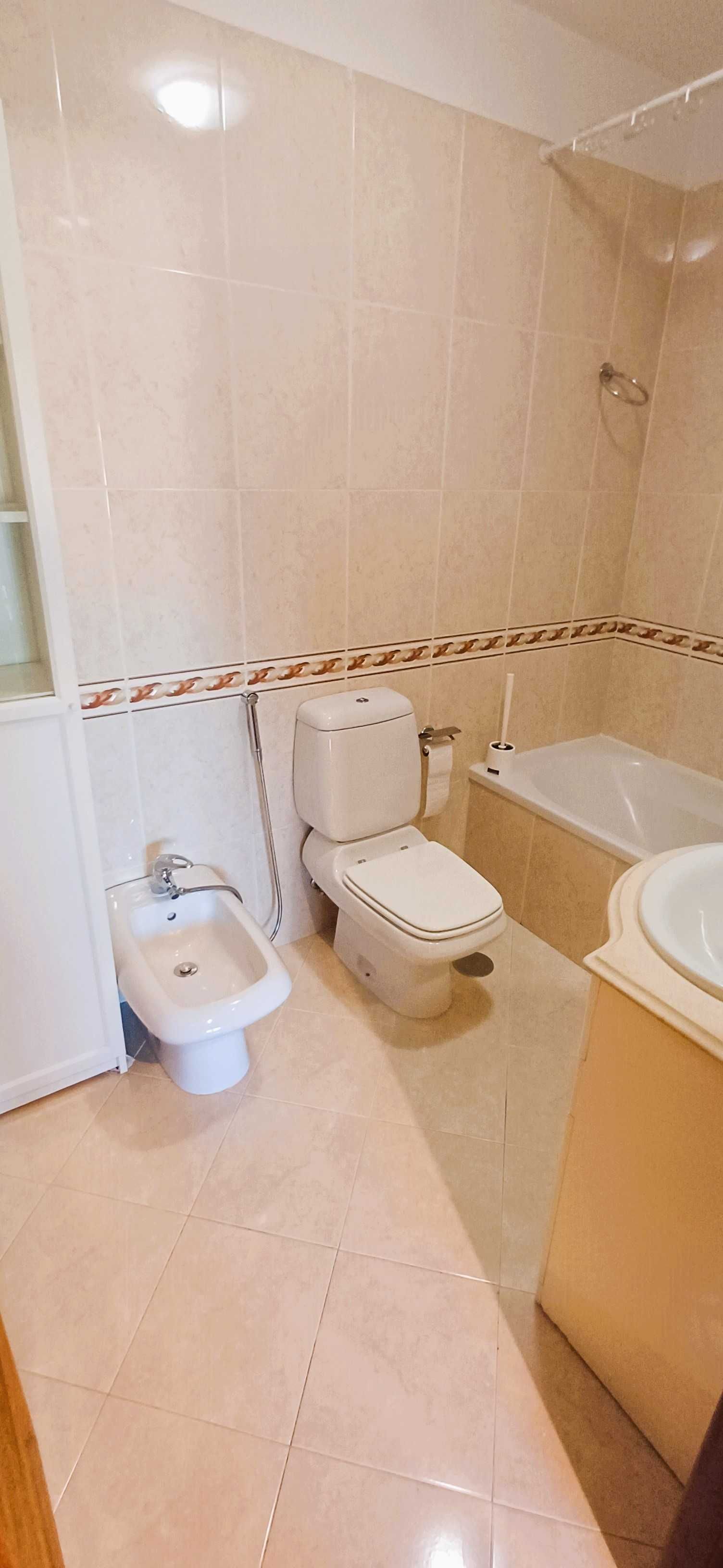 Excelente T2 c/ 90m2, mobilado e equipado. Varanda com vistas amplas!