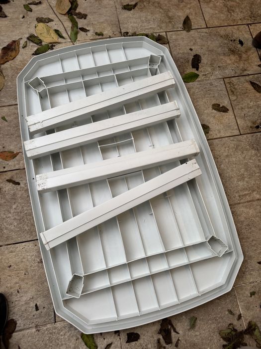 Conhunto de 4 cadeiras e uma mesa de plastico