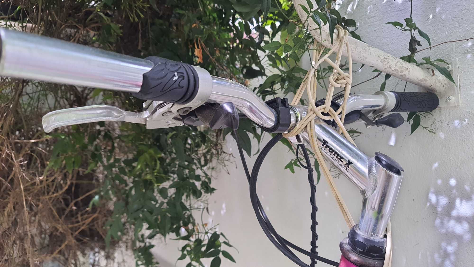 Bicicleta com algumas marcas de uso porém bem estimada.