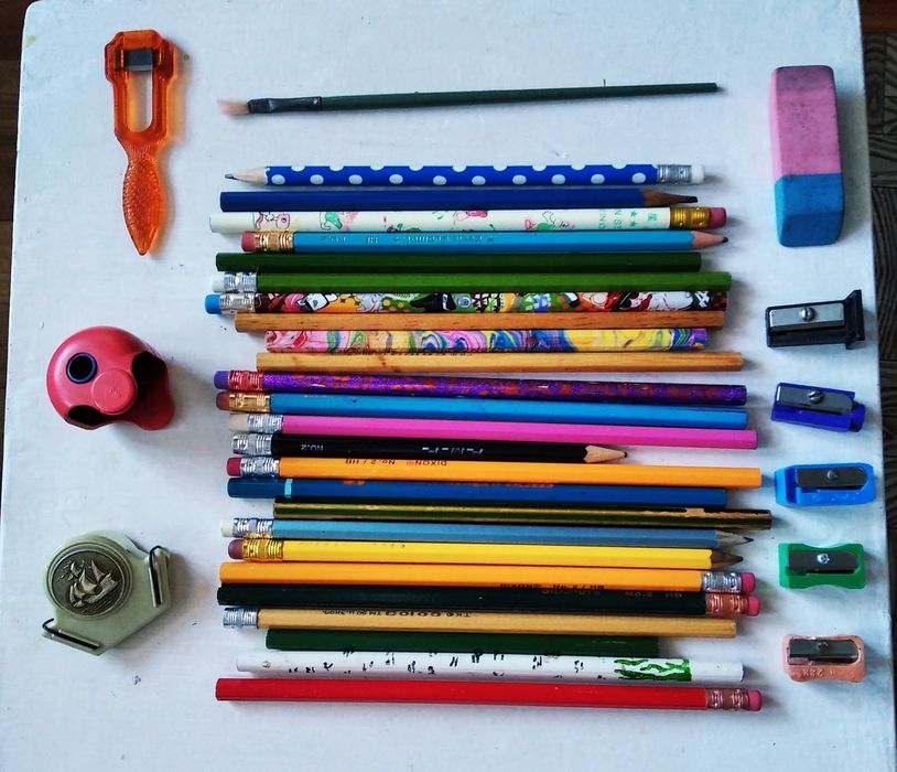 Карандаши, блокноты,точилки, линейки