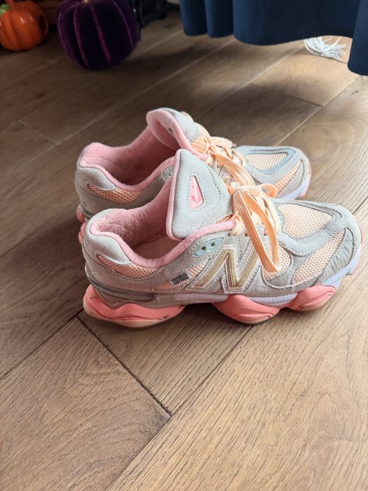 New Balance 574 – stylowe sneakersy w odcieniach różu i beżu