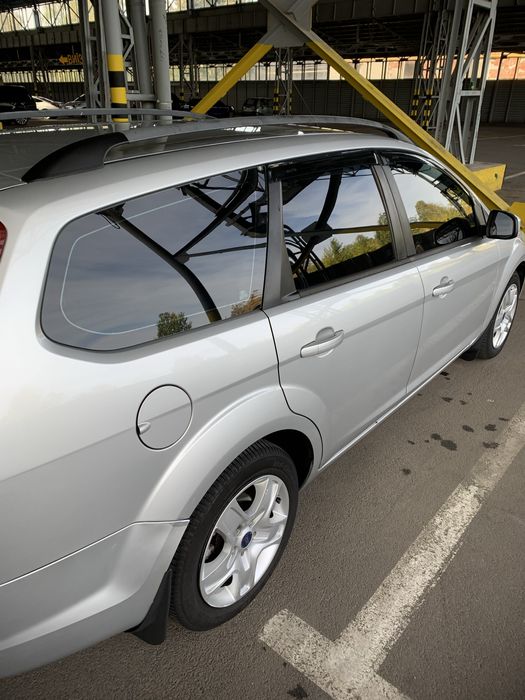 Продам серебристый Ford Focus 2010