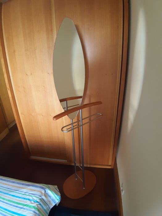 Bengaleiro de quarto com espelho