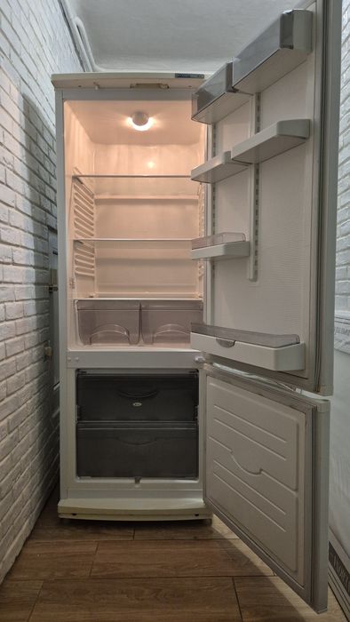 Холодильник б/у Атлант 2-х камерный морозилка внизу отличное состояни