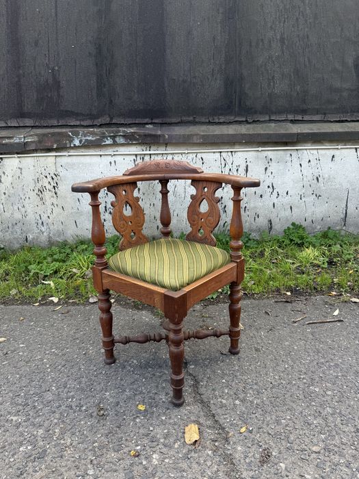 Drewniane krzesło w stylu vintage – ozdobne, solidne
