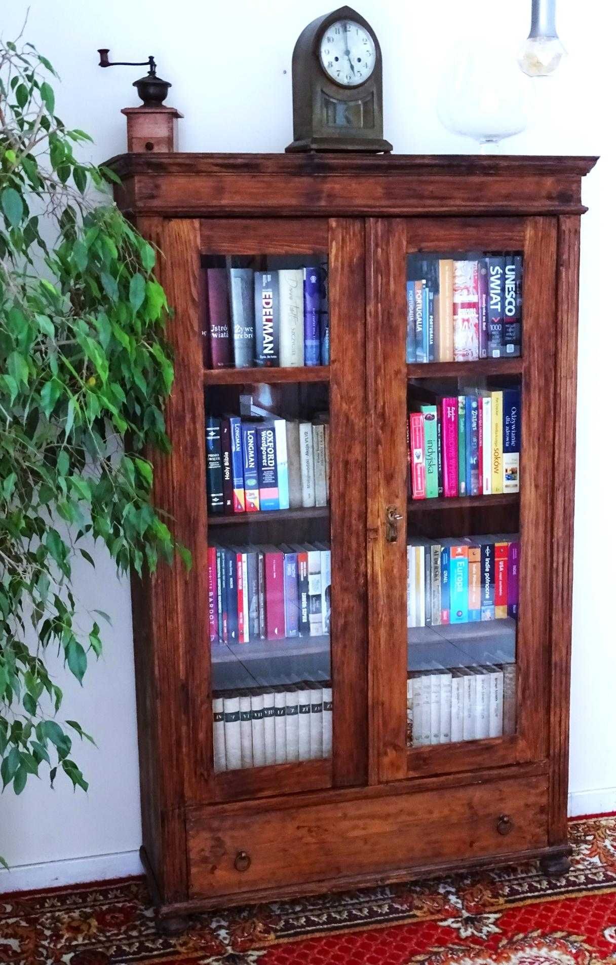 Biblioteka /witryna w stylu kolonialnym lub rustykalnym -cała z drewna