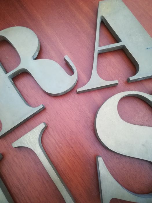 Conjunto de 7 Letras em Bronze.