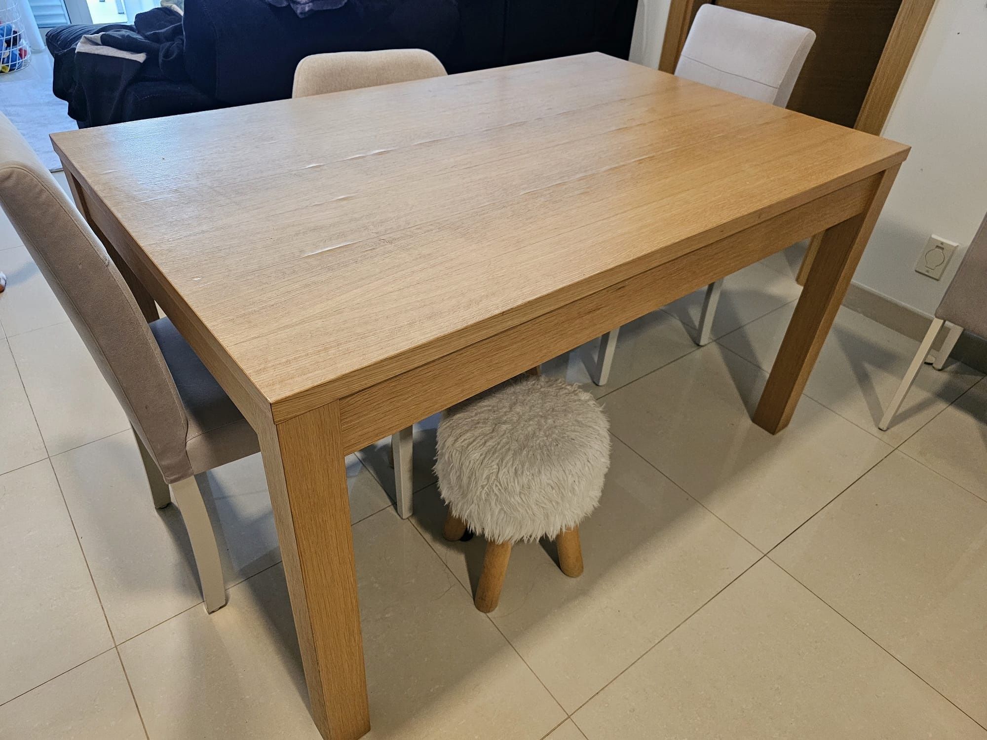 Mesa de jantar de madeira maciça