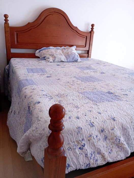 Conjunto de quarto: cama, 2 mesas de cabeceira e cómoda