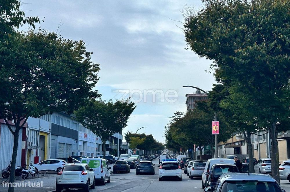 Prédio Integrado: 4 Armazéns, Anexos E Garagem Z. Industrial Ramalde