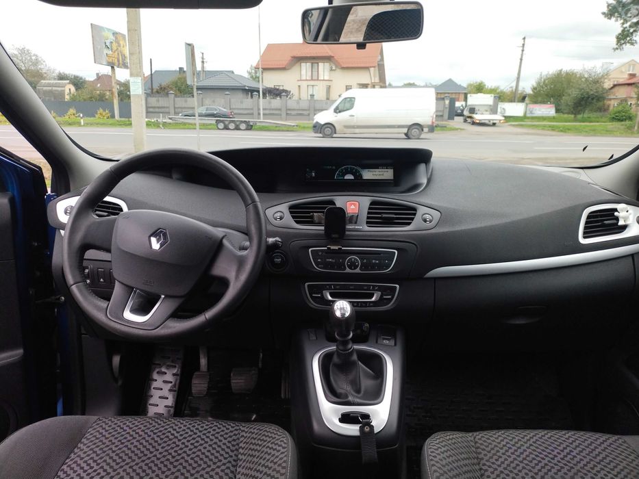 Grand Scenic 2011 року