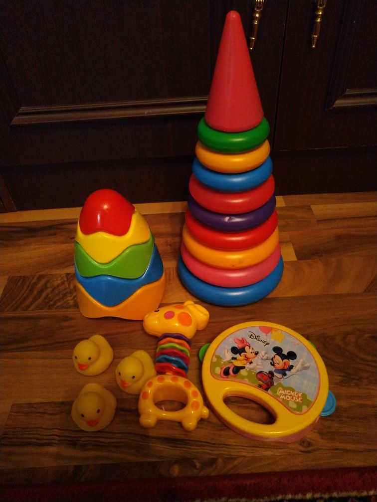 Дитячі іграшки, брязкальця, підвіски на коляску, сортер, пірамідки.