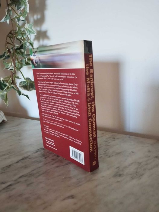 Livro "The Bankrupt, the Conman..." Chris Moore