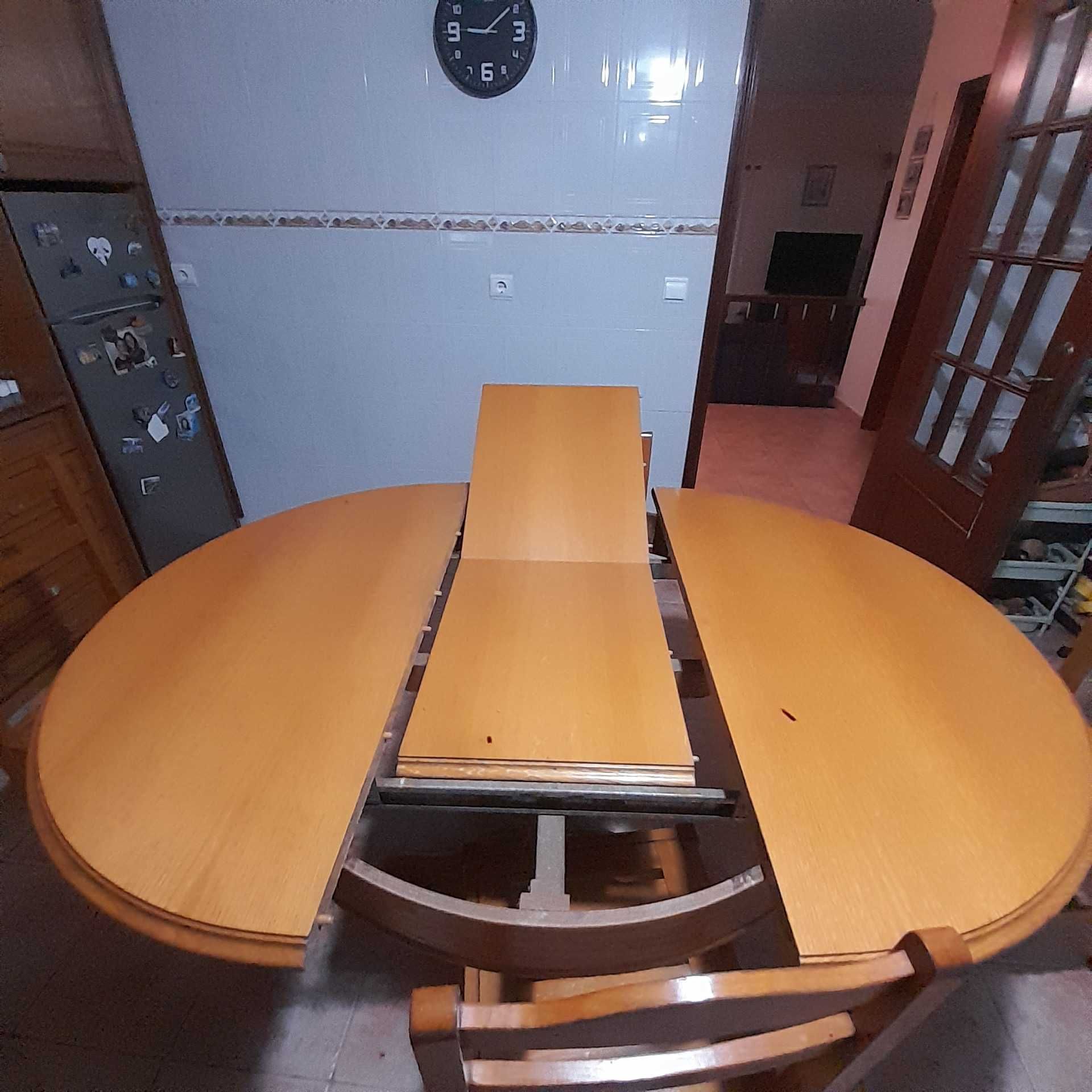 Mesa de cozinha em madeira maçiça