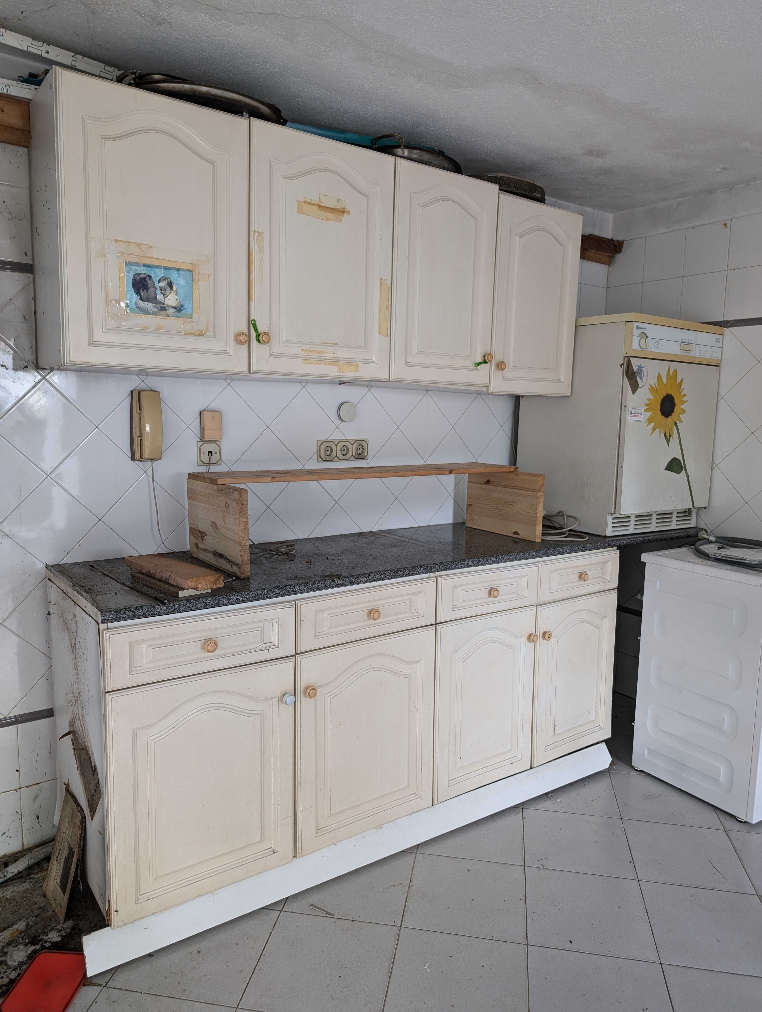 Cozinha antiga com bancada em granito