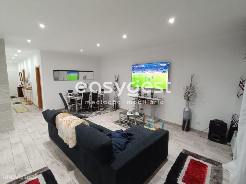 Moradia T3 recuperada com logradouro localizada em Vila de Frades