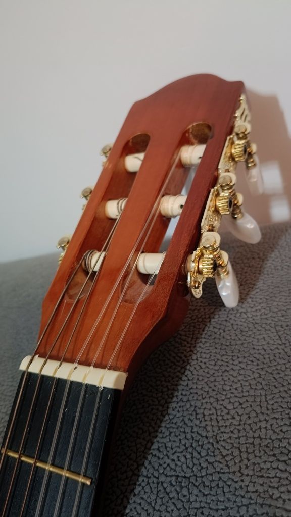 Sprzedam gitarę z pokrowcem.