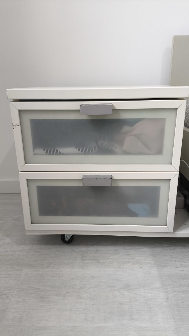 Cama casal (sem colchão) + 2 mesas de cabeceira – €50 + €20