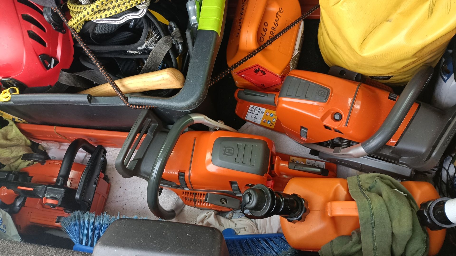 Aluguer de motosserras e equipamentos para corte e abate de árvores.