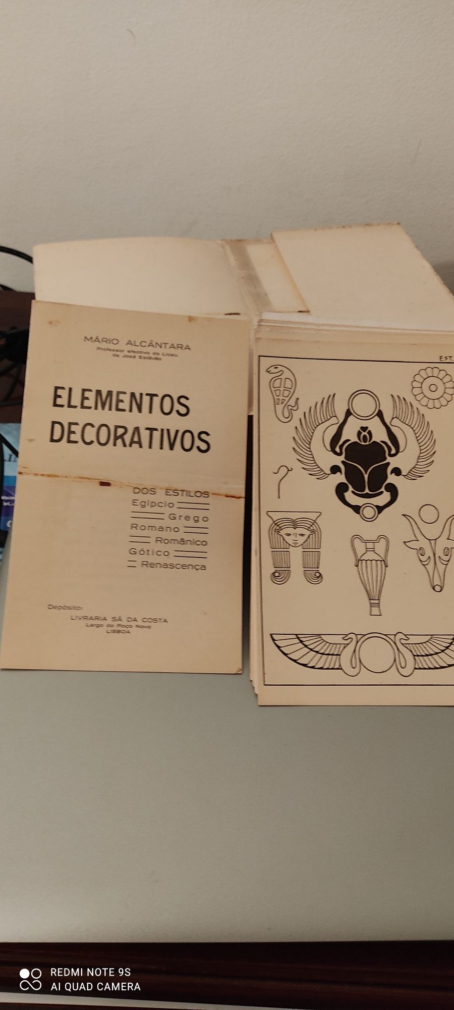 Livro antigo Elementos Decorativos
