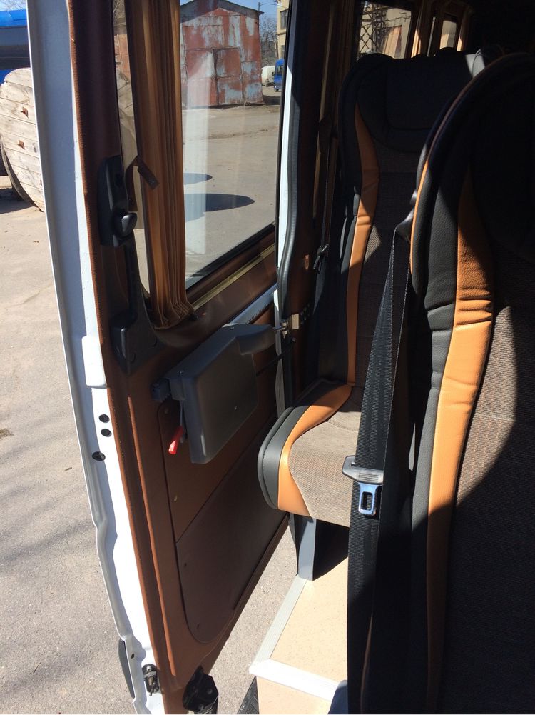 Єлектропривод зсувних бокових дверей для мікроавтобусів.