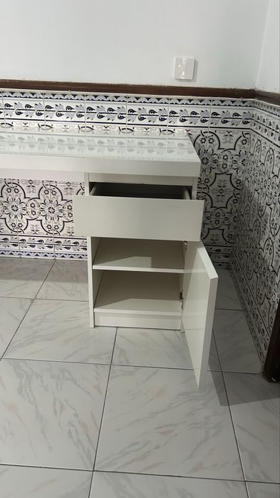 Secretária branca IKEA