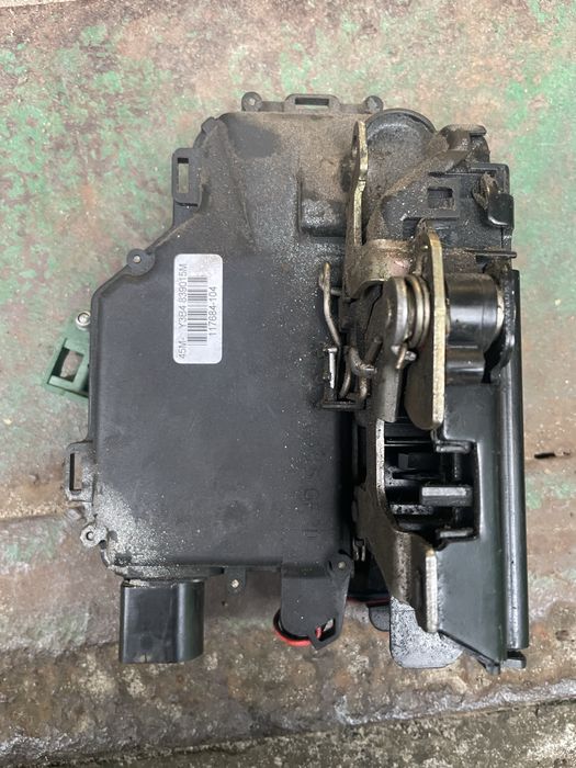 Замок задньої двері фольксваген Бора.Замок задній Volkswagen Golf 4