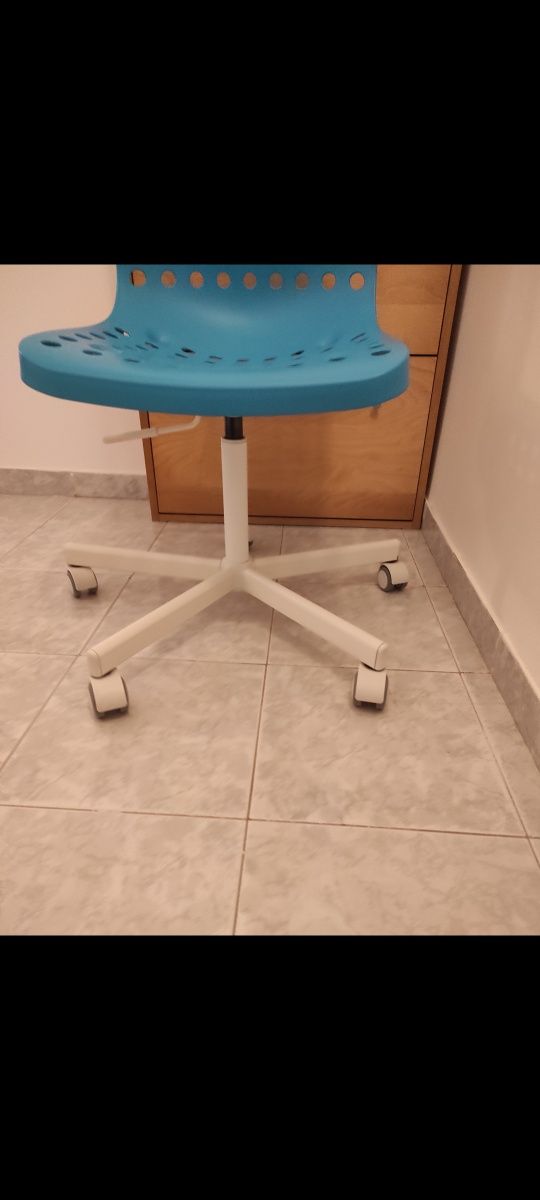 Cadeira giratória skalberg/sporren do IKEA azul e branco , bom estado