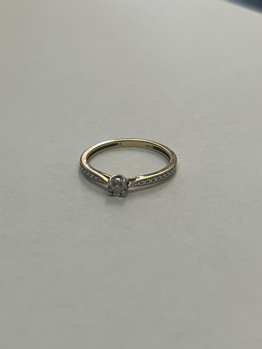 Pierścionek z dwukolorowego złota z diamentem