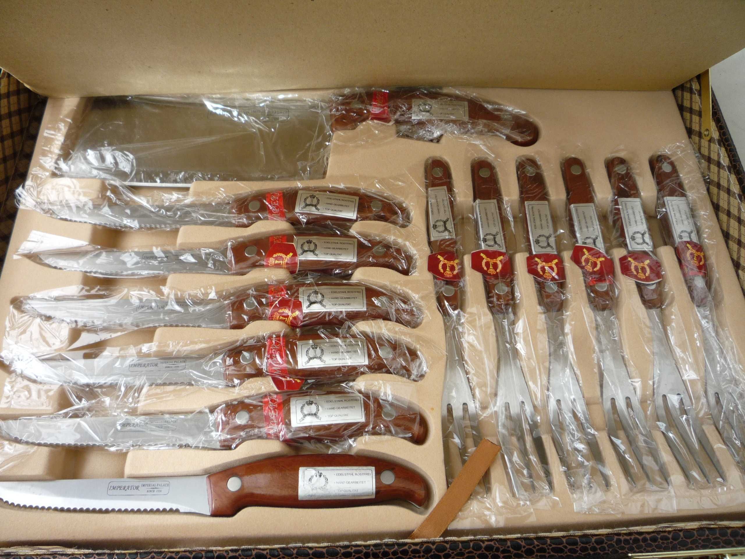 Набор ножей, вилок в кейсе (не полный) можно яруса отдельно