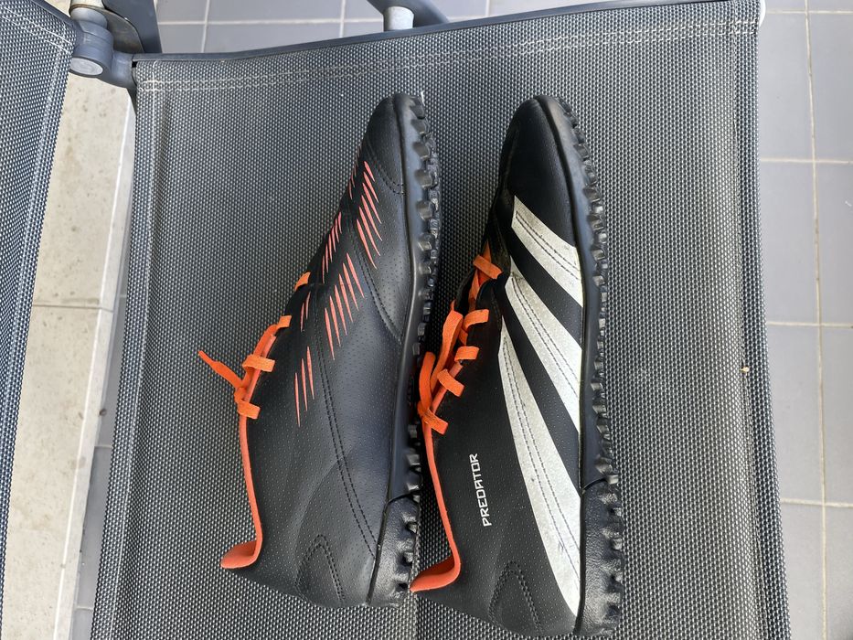 Botas futebol Adidas Predator piso sintetico