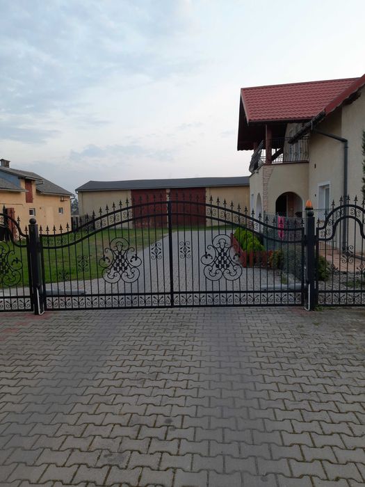 Sprzedam siedlisko : 2 domy + budynki gospodarcze