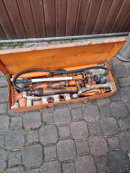 Zestaw hydrauliczny do wyciągania  karoserii