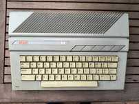 Atari 130XE z oryginalnym zasilaczem.