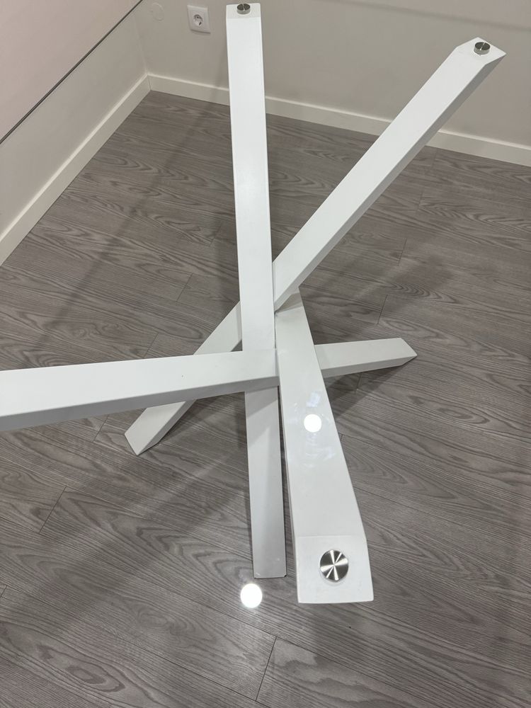 Mesa de jantar de vidro e metal branco